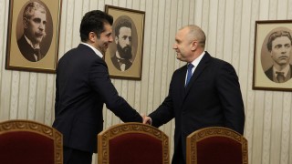 Радев се заяде с ПП/ДБ по обвинения за "тласкане към избори"