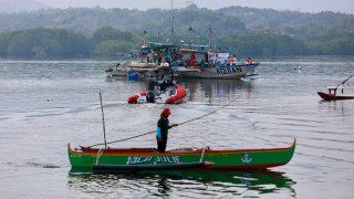 Около 100 предимно малки рибарски лодки водени от филипински активисти
