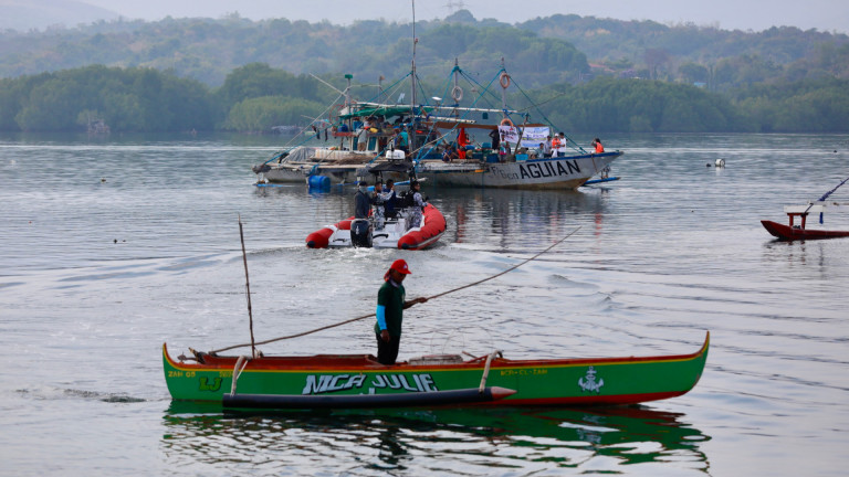 Около 100 предимно малки рибарски лодки, водени от филипински активисти,