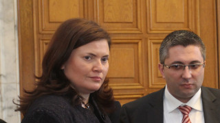 Заместник регионалният министър Малина Крумова дойде в Народното събрание да отговори