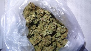 Трима мъже са задържане за притежание на дрога съобщиха от