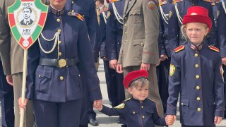 Дете от хора изпълняващ химна на светите братя пред Народната