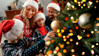 Коледната елха е задължителен елемент от празниците Украсяваме я от