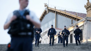 Френският вътрешен министър Жерар Колон не изключи че атаката срещу