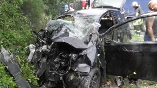 Кола се разцепи при тежка катастрофа край Карлово