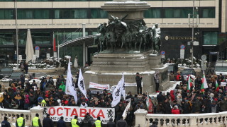 Стотици протестиращи се събраха на протест пред сградата на Народното