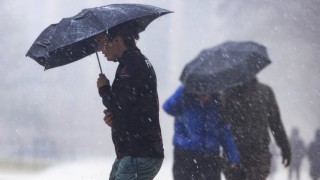 С дъжд и сняг Баба Марта напомня за себе си