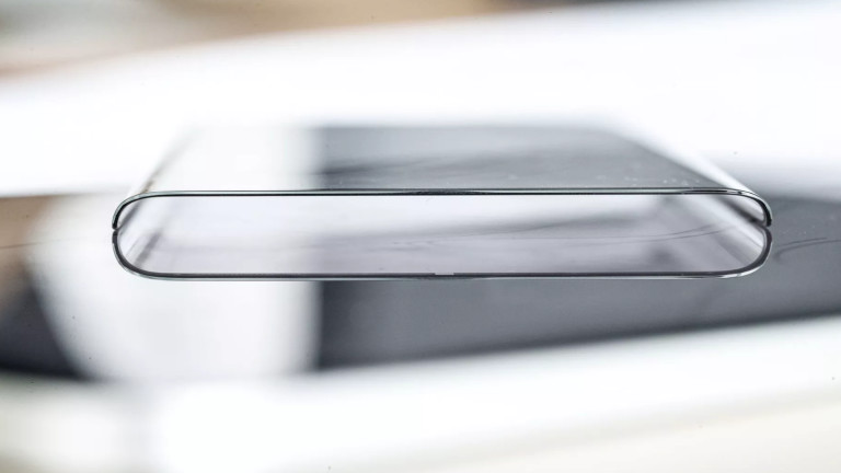 Кой готви телефон с двоен екран, направен изцяло от стъкло