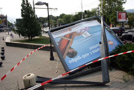 Билборд рухна от вятъра в центъра на София