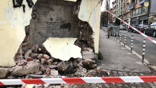 Срути се част от оградата на столично училище