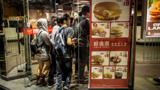 Най голямата верига в света за fast food McDonald s почти