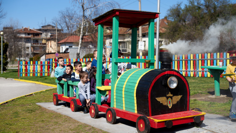 Община Мездра зарадва деца и родители с обновена детска площадка.