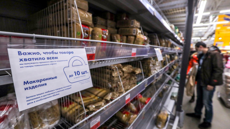 Спекуланти изкупуват тонове храна в Русия, властите сложиха лимит на продажбите на основни стоки