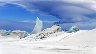 Превозват лед в Антарктида, за да не изчезне
