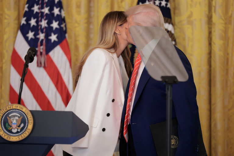 Целувките очевидно са единствено за пред света