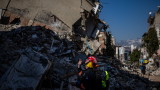 Спасителите все още намират живи хора под руините в Турция