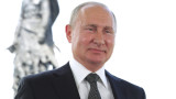  Путин се подиграва с дипломатите на Съединени американски щати, че са гей поради ЛГБТ байрак 