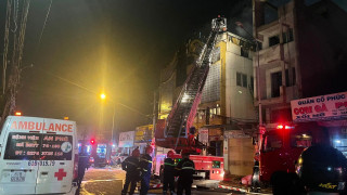 23 души загинаха при пожар в караоке бар във Виетнам