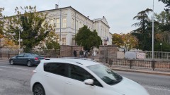 Момиче би друго пред двора на елитно училище до Районното управление в Казанлък