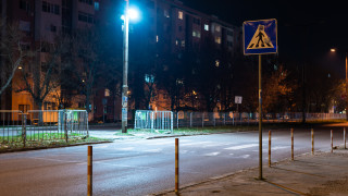 Община Ямбол започна осветяването на повдигнатите пешеходни пътеки Четири вече