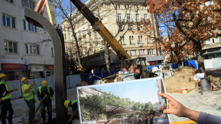 Започна монтирането на новото градско обзавеждане на ремонтирания площад Славейков