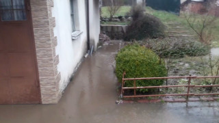 Проливен дъжд придружен от градушка наводни десетки къщи и дворове