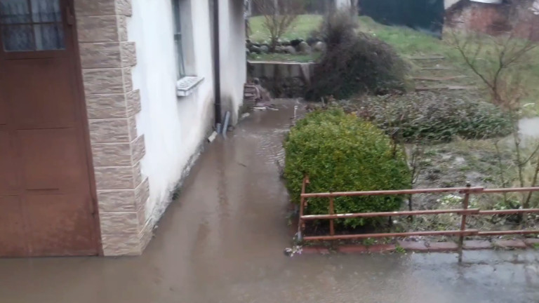 Проливен дъжд, придружен от градушка наводни десетки къщи и дворове