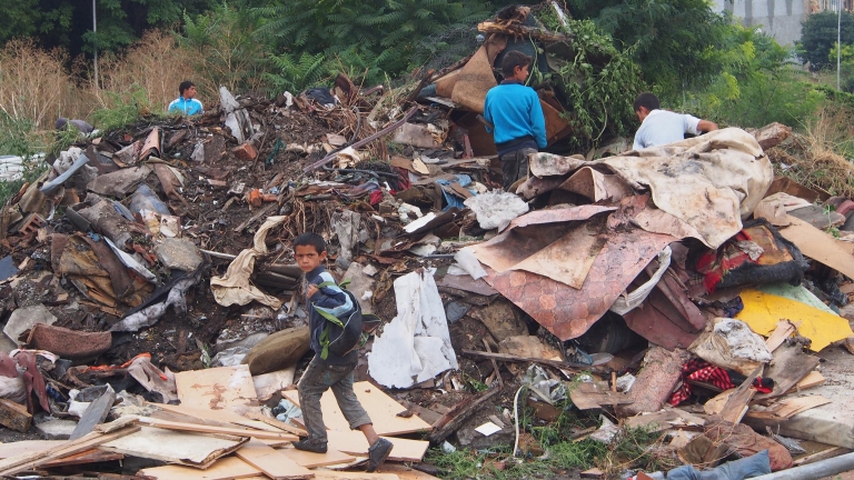 Адска смрад от незаконно сметище във варненската циганска махала „Максуда”