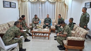 Тайландската армия върна в родината им двама камбоджански войници от