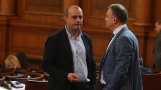 Трусове в БСП, след като 27 депутати се опълчиха на Нинова и подкрепиха Цацаров