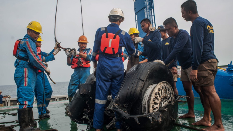 Нови трудности спъват разследването на разбилия се индонезийски самолет от