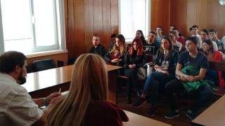 Прокурори запознават ученици с престъпления с наркотици във Варна