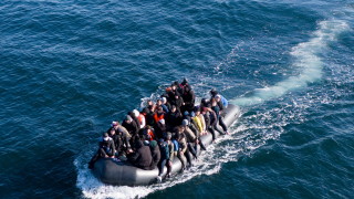 70 души са в неизвестност след като лодка с мигранти