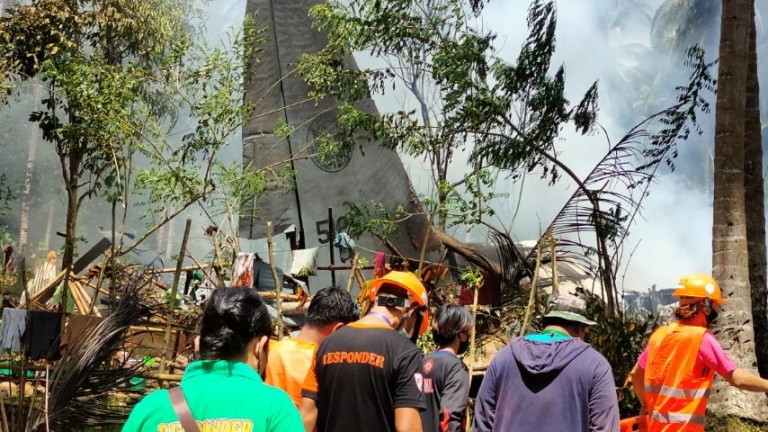 Жертвите на инцидента с военен самолет във Филипините са най-малко