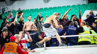 Неприятни сцени по трибуните се разиграха по време на мача между