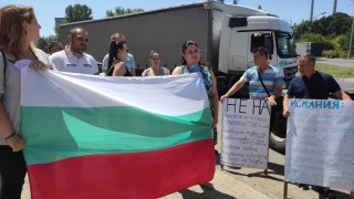 Превозвачи протестират на "Дунав мост" с искане да се върнат винетките