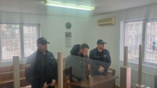 Дрогираният 31 годишен мъж който бе хванат да превозва 14 мигранти