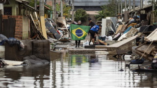 След поройни дъждове които предизвикаха исторически наводнения в Южна Бразилия