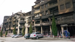 Голям пожар избухна в жилищен блок в центъра на Сандански