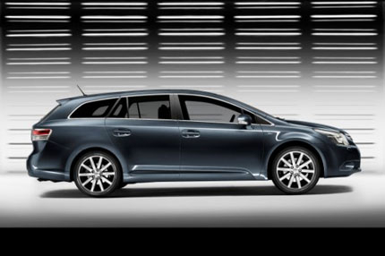 Toyota показва и комбито на новия Avensis  