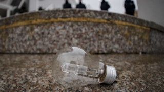 Десетки крушки бяха поставени в центъра на косовската столица Прищина