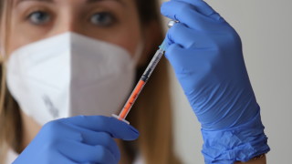 Във ваксинационния център на Военномедицинска академия ВМА поставят адаптирана иРНК