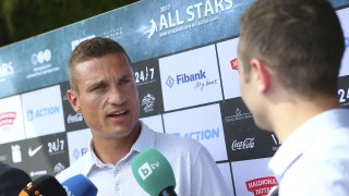 Бившият защитник на Манчестър Юнайтед Неманя Видич е получил предложение