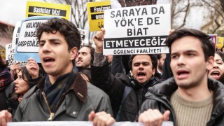 Десетки хиляди хора излязоха на протест в Истанбул срещу основният