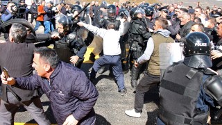 Опозицията блокира четирите основни магистрални кръстовища в Албания в протест