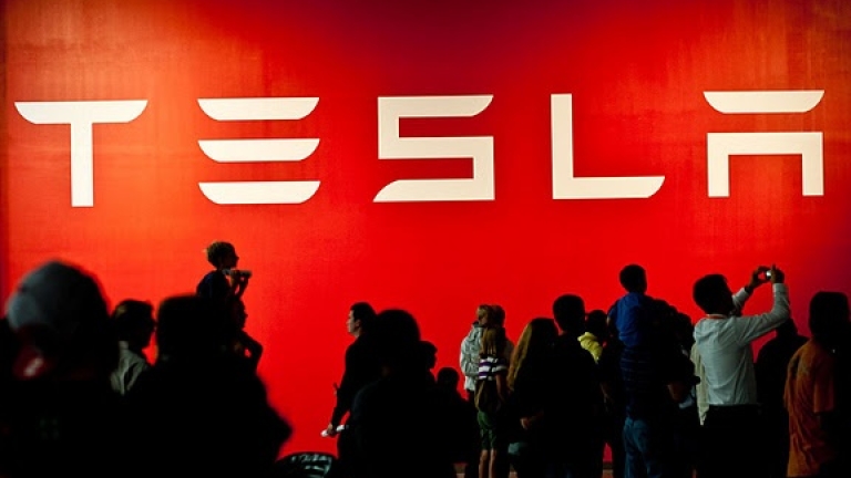 Дефект принуди Tesla да изтегли 7000 адаптера за зареждане