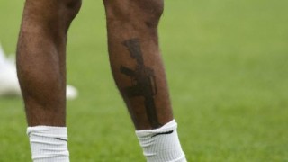 Английската футболна асоциация защити Рахим Стърлинг след като фоторепортерите заснеха