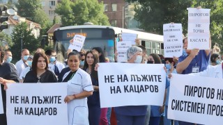 Медиците от Пирогов продължават с протестите съобщава БНР Решението им