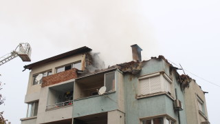 Покривът на четириетажна жилищна кооперация на улица Менча Кърничева в Благоевград