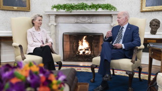 Американският президент Джо Байдън настоява председателят на Европейската комисия ЕК  Урсула